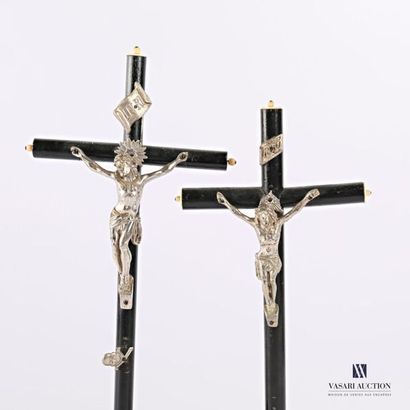 null Deux crucifix en bois tourné et teinté, métal et os
(petits manques, et éléments...