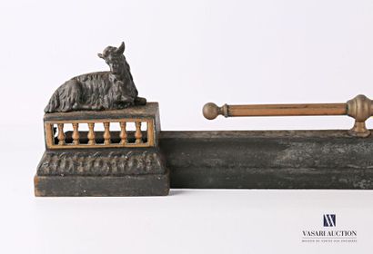 null Fire bar in patinated metal with a goat decoration resting on an openwork balustrade...