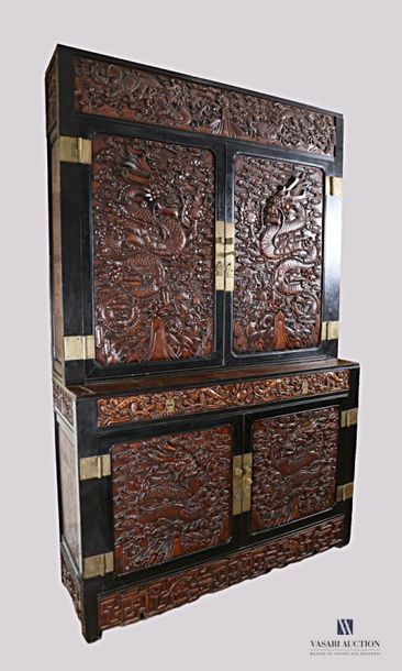 null INDOCHINE
Two-body cabinet in moulded, carved and black lacquered wood, it opens...