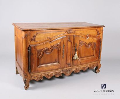 null Moulded and sculpted walnut sideboard, it opens on the facade with two leaves...