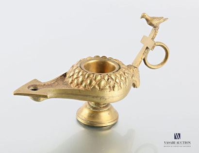 null Bronze oil lamp, the receptacle decorated with scales, the socket decorated...