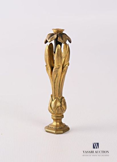 null Gilt bronze seal, the handle decorated with an openwork corolla, ciphered.
Beginning...