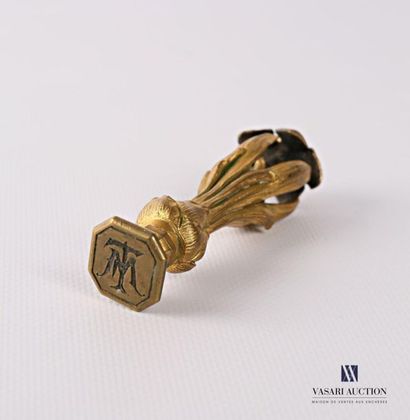 null Gilt bronze seal, the handle decorated with an openwork corolla, ciphered.
Beginning...