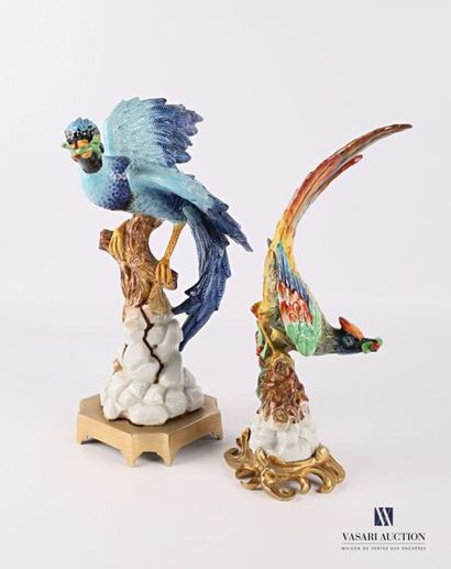 null Two polychrome porcelain subjects presenting two birds connected to a mound...