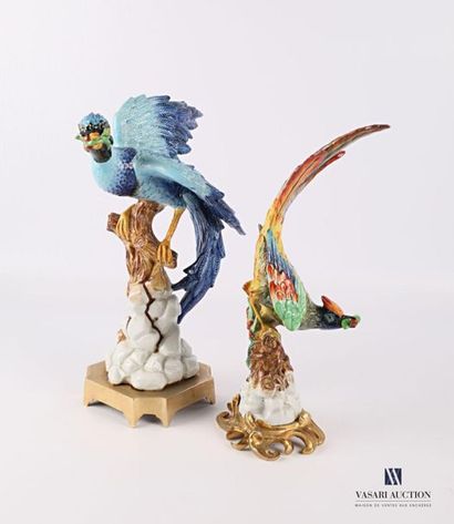 null Two polychrome porcelain subjects presenting two birds connected to a mound...