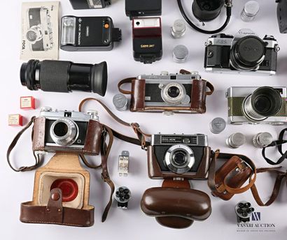  [MATERIEL DE PHOTOGRAPHIE] Lot comprenant : une caméra Bauer D1M N°30197858 avec...