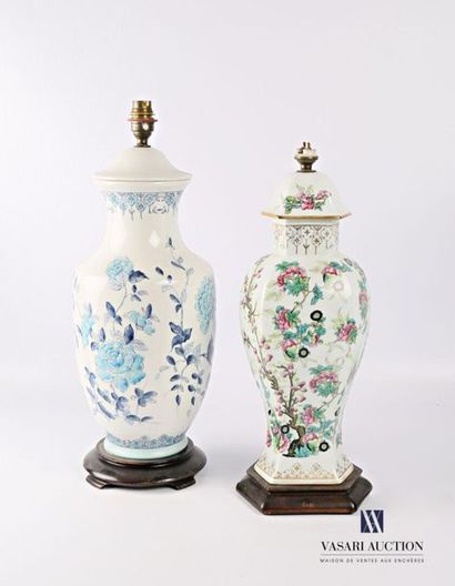 null Deux pieds de lampe en porcelaine à décor de fleurs dans le goût chinois
XXème...