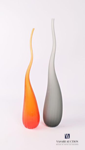null SALVIATI
Deux vases soliflore modèle Aria en verre de couleur orangé pour l'un...
