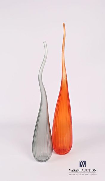 null SALVIATI
Deux vases soliflore modèle Aria en verre de couleur orange pour l'un...
