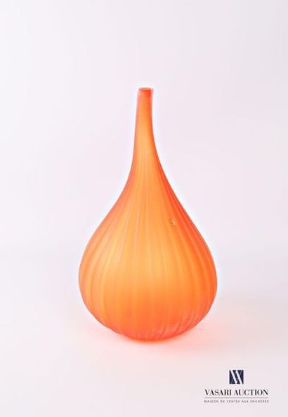 null SALVIATI
Vase soliflore modèle Drops en verre orangé de forme piriforme orné...