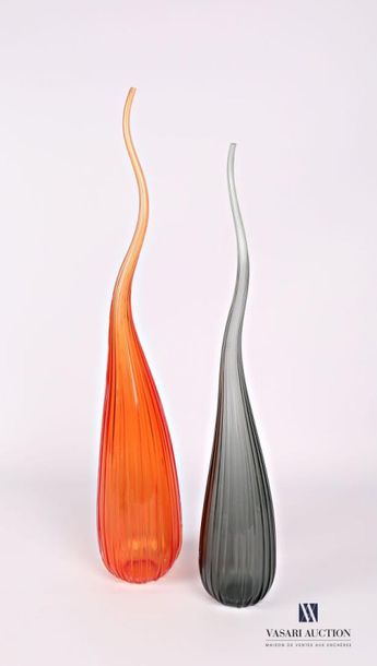 null SALVIATI
Deux vases soliflore modèle Aria en verre de couleur orange pour l'un...