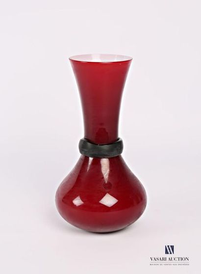 null SALVIATI
Vase à large panse et long col évasé en verre rouge orné d'une bague...