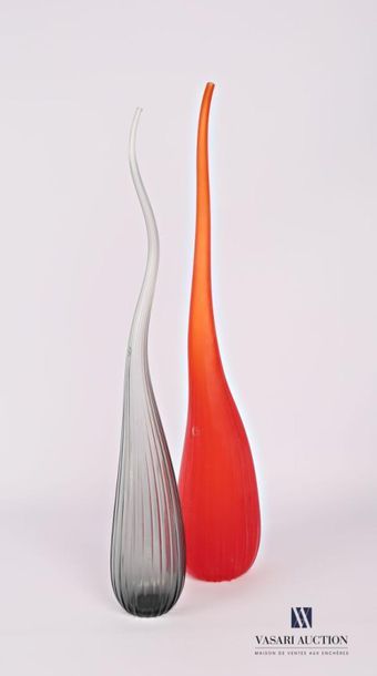 null SALVIATI
Deux vases soliflore modèle Aria en verre de couleur rouge pour l'un...