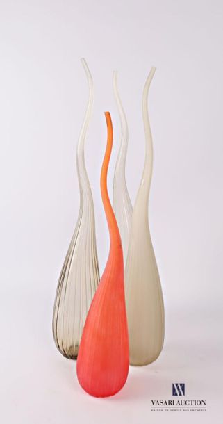 null SALVIATI
Quatre vases soliflore modèle Aria en verre de couleur sable et rouge...