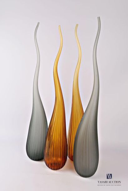 null SALVIATI
Quatre vases soliflore modèle Aria en verre de couleur gris et ambré...