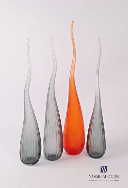 null SALVIATI
Quatre vases soliflore modèle Aria en verre de couleur gris et orange...