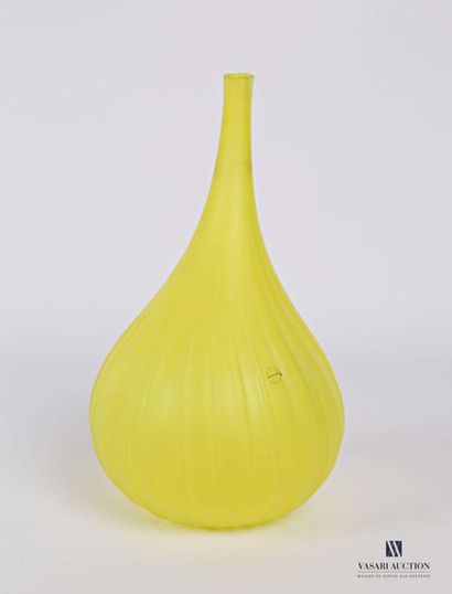 null SALVIATI
Vase soliflore modèle Drops en verre vert sablé de forme piriforme...
