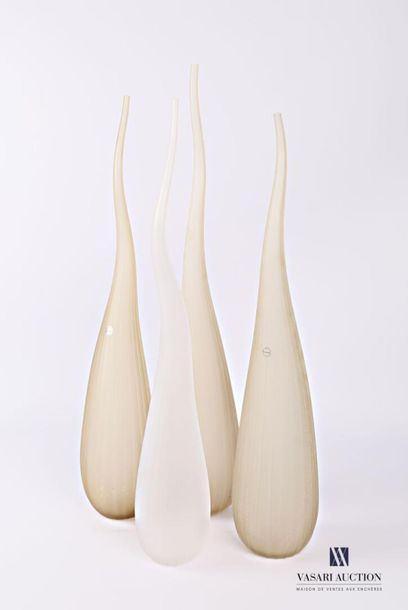 null SALVIATI
Quatre vases soliflore modèle Aria en verre de couleur sable et blanc...