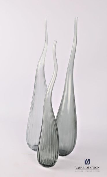 null SALVIATI
Trois vases soliflore modèle Aria en verre de couleur gris de forme...