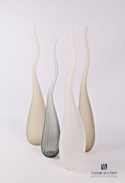 null SALVIATI
Quatre vases soliflore modèle Aria en verre de couleur blanc, gris...