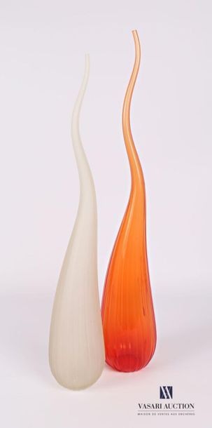 null SALVIATI
Deux vases soliflore modèle Aria en verre de couleur ambré pour l'un...