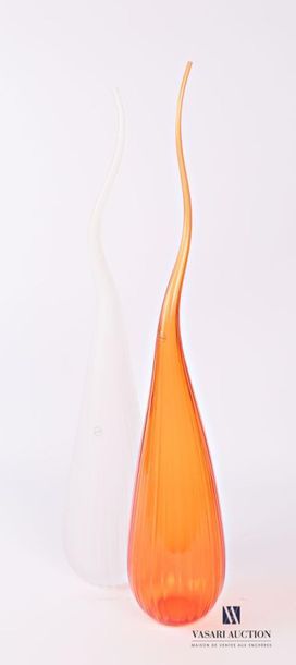 null SALVIATI
Deux vases soliflore modèle Aria en verre de couleur orangé pour l'un...