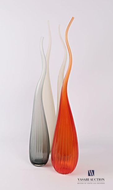 null SALVIATI
Quatre vases soliflore modèle Aria en verre de couleur sable, gris...