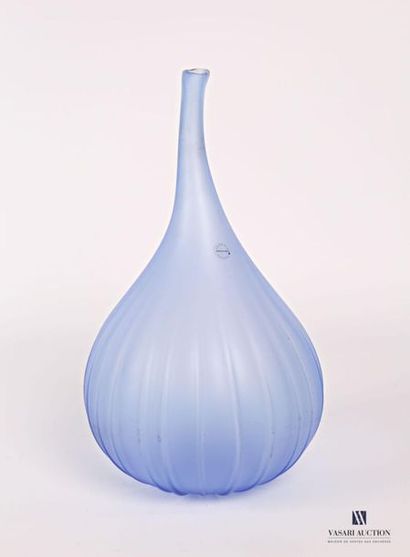 null SALVIATI
Vase soliflore modèle Drops en verre bleu sablé de forme piriforme...