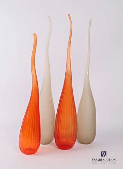null SALVIATI
Quatre vases soliflore modèle Aria en verre de couleur sable et orange...