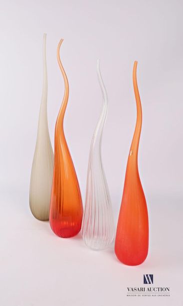 null SALVIATI
Quatre vases soliflore modèle Aria en verre de couleur sable, transparent...
