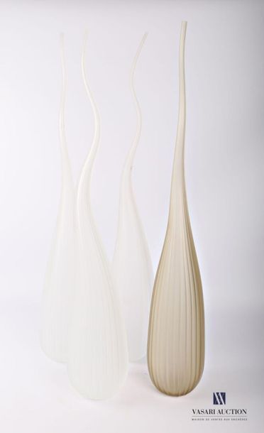 null SALVIATI
Quatre vases soliflore modèle Aria en verre de couleur blanche et sable...