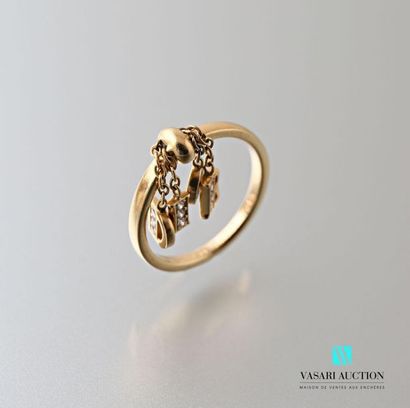 null Dior, anneau en or jaune 750 millièmes agrémenté de quatre pampilles formant...