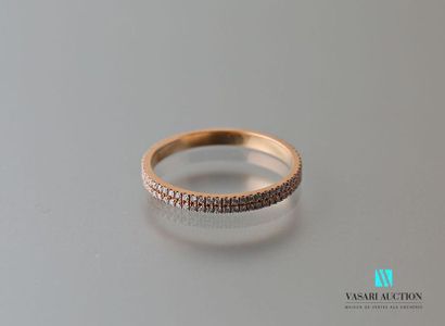 null O fée, 750 thousandths pink gold wedding band set with two rows of small diamonds...