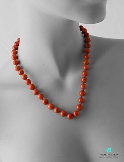 null Necklace decorated with coral root beads
Length : 44,5 cm 