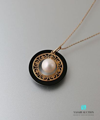 null Pendant and its chain in yellow gold 375 thousandths, it presents a round onyx...