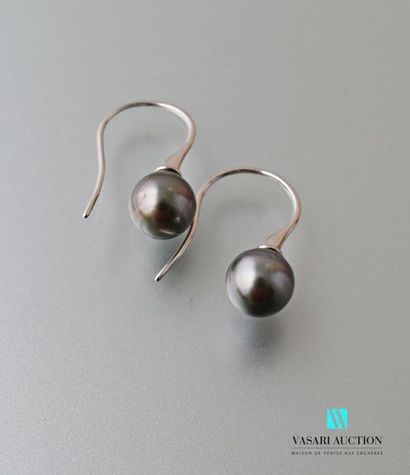 null Pair of 925 sterling silver earrings decorated with a tahitian pearl Gross 
weight...