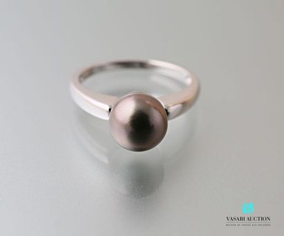 null 925 sterling silver ring decorated with a pear-shaped Tahitian pearl Gross
weight:...