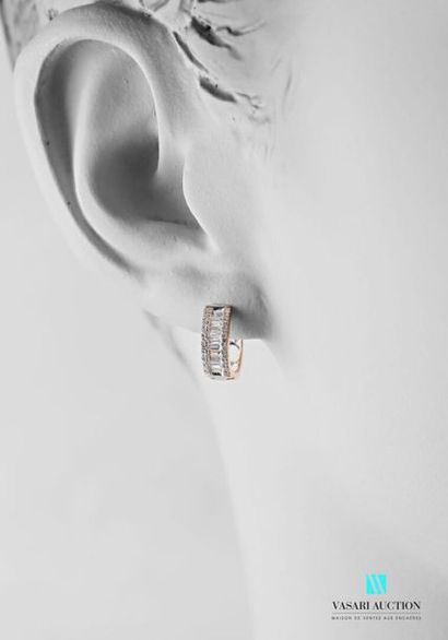 null Pair of 750 thousandths white gold earrings set with a line of baguette-cut...