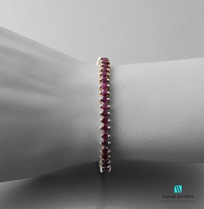 null Silver line bracelet decorated with a round ruby line, clip-clasp 
Long: 18.5...