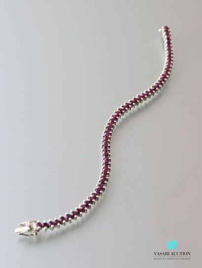 null Silver line bracelet decorated with a round ruby line, clip-clasp 
Long: 18.5...