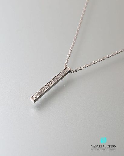 null Pendant and its chain in white gold 750 thousandths, it is decorated with four...