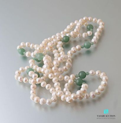 null Long necklace of white freshwater pearls with agate pearls.
Length : 66,5 cm...