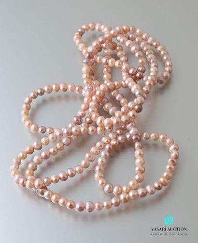 null Sautoir orné de perles de cultures d'eau douce rosé.
Long. : 76 cm 
