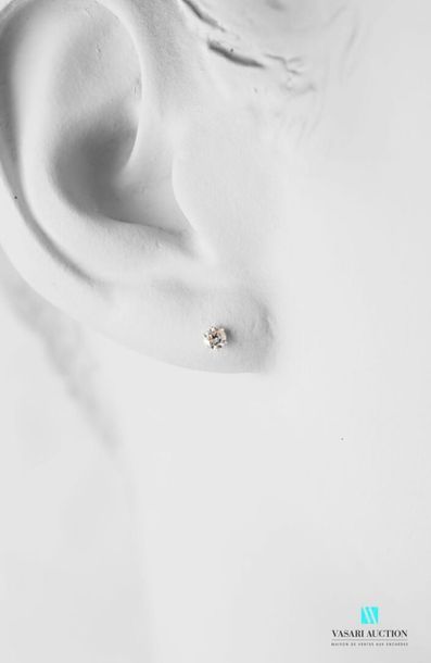 null Pair of 750 thousandths white gold ear studs adorned with two diamonds, Belgian...