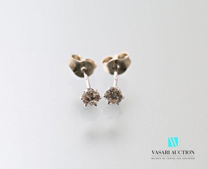 null Pair of 750 thousandths white gold ear studs adorned with two diamonds, Belgian...