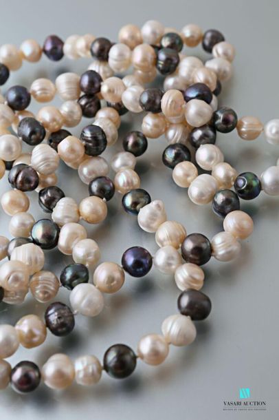 null Long two-tone necklace of white and grey freshwater pearls
Length : 67 cm 