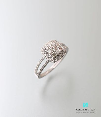 null Cushion-shaped ring in 750 thousandths white gold adorned in its centre with...