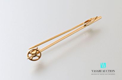 null Cartier, 750 thousandths yellow gold brooch pin in the shape of a ski pole Gross
weight:...