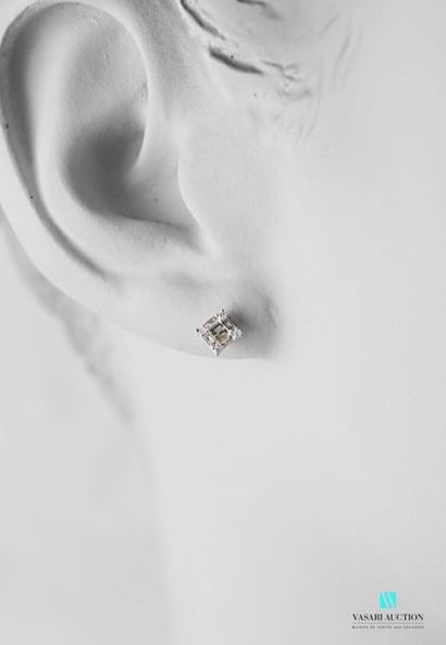 null Paire de boutons d'oreilles en or blanc 750 millièmes sertis de diamants de...