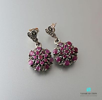 null Pair of silver earrings decorated with a rose decorated with cut rubies, Belgian
stroller...